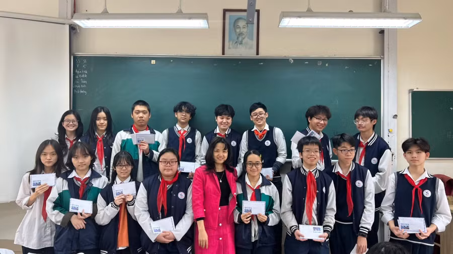 Cô Nguyễn Thị Tâm chia vui với học sinh lớp 9A1 và cá nhân Phạm Nhật Lâm.