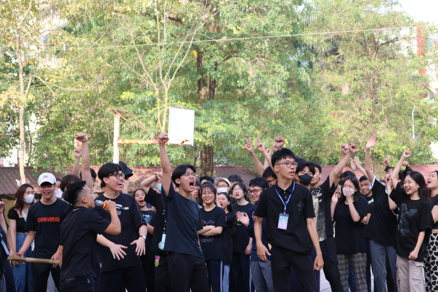 Học sinh trường THPT Cầu Giấy hào hứng tham gia, cổ vũ các đội chơi tại ngày hội. Học sinh trường THPT Cầu Giấy hào hứng tham gia, cổ vũ các đội chơi tại ngày hội.