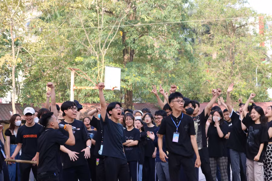 Học sinh trường THPT Cầu Giấy hào hứng tham gia, cổ vũ các đội chơi tại ngày hội.