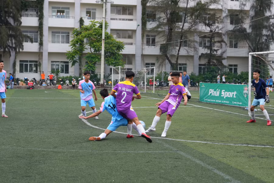 Một số tình huống bóng được các em học sinh thể hiện.