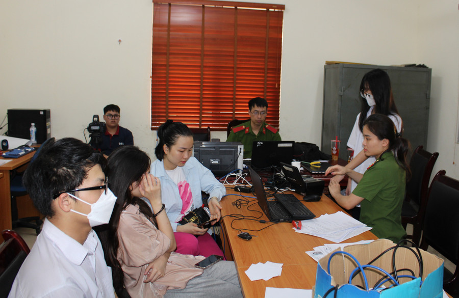Công an làm việc ngày đêm cấp CCCD gắn chíp cho học sinh cuối cấp chuẩn bị cho kỳ thi tuyển sinh vào lớp 10.