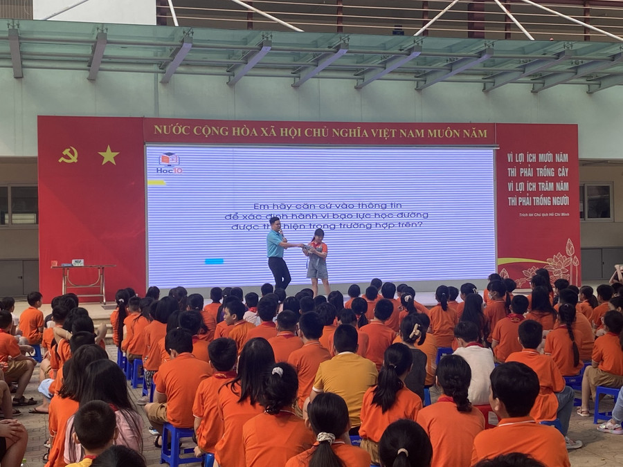 Tiết sinh hoạt dưới cờ của trường Tiểu học Hoàng Hoa Thám. Tiết sinh hoạt dưới cờ của trường Tiểu học Hoàng Hoa Thám.