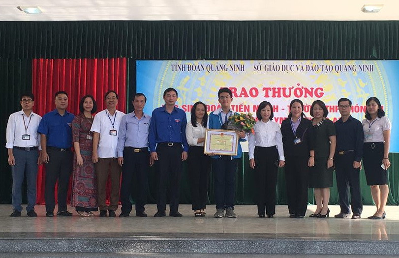 Tỉnh đoàn Quảng Ninh và Sở GD&ĐT Quảng Ninh trao thưởng cho nhà vô địch Đoàn Tiến Mạnh