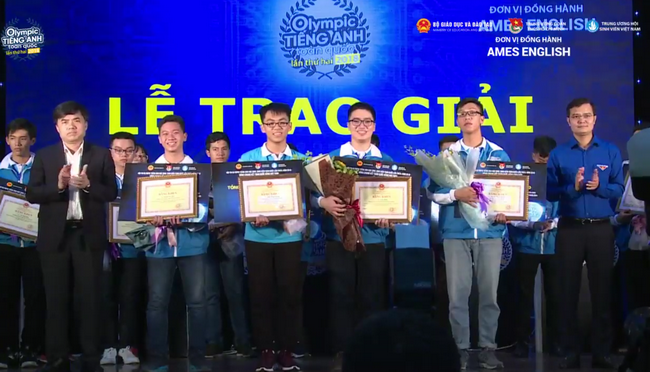 Ông Bùi Văn Linh- Phó vụ trưởng phụ trách Vụ GDCT&CTHSSV - Bộ GD&ĐT trao giải Nhì cho các thí sinh Ông Bùi Văn Linh- Phó vụ trưởng phụ trách Vụ GDCT&CTHSSV - Bộ GD&ĐT trao giải Nhì cho các thí sinh