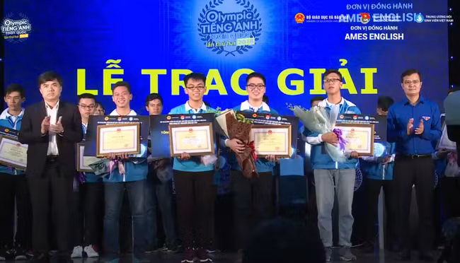 Ông Bùi Văn Linh- Phó vụ trưởng phụ trách Vụ GDCT&CTHSSV - Bộ GD&ĐT trao giải Nhì cho các thí sinh Ông Bùi Văn Linh- Phó vụ trưởng phụ trách Vụ GDCT&CTHSSV - Bộ GD&ĐT trao giải Nhì cho các thí sinh