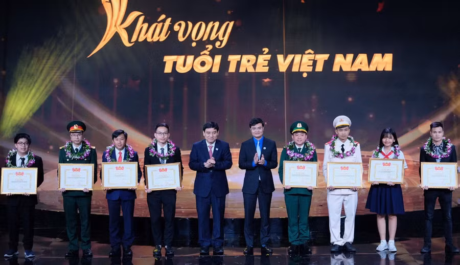 Trao giải thưởng gương mặt trẻ triển vọng năm 2020.