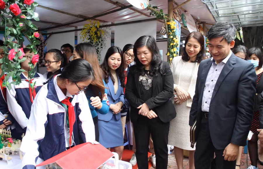 Các đại biểu tham quan gian trưng bày