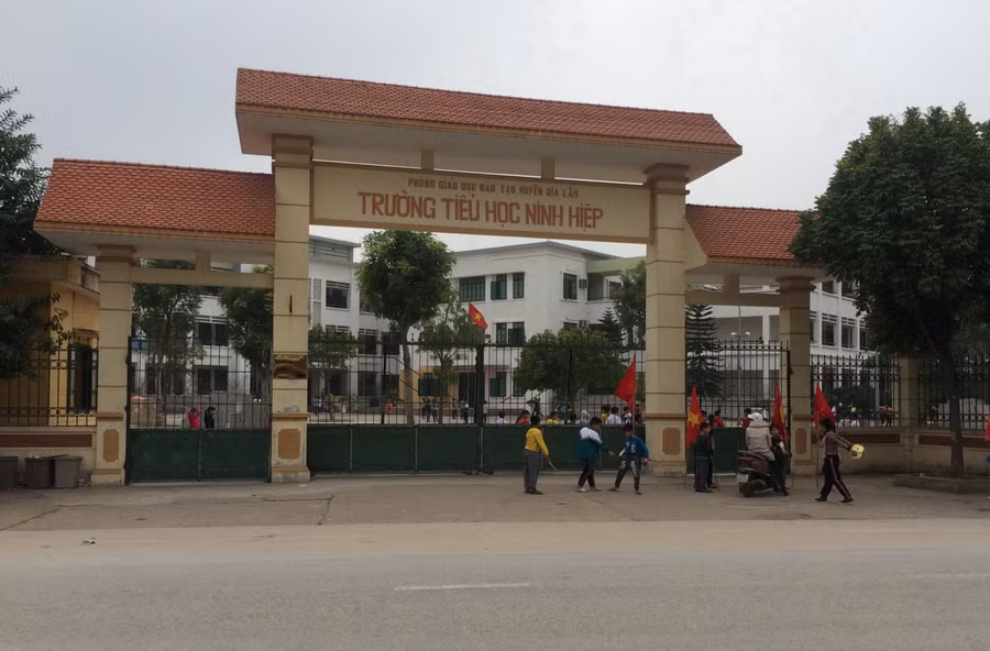 Nhiều đối tượng lôi kéo các em học sinh tụ tập trước cổng trường THCS Ninh Hiệp