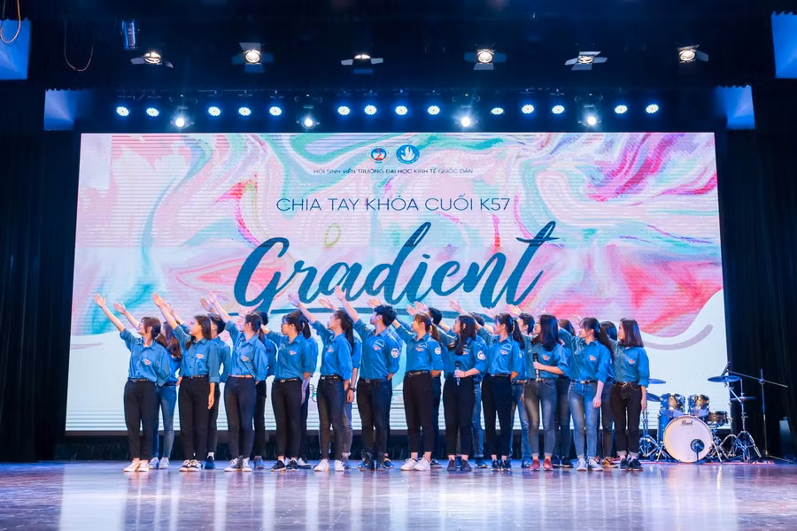 Nhiều cung bậc cảm xúc tại tiệc chia tay khóa cuối của sinh viên Kinh tế 