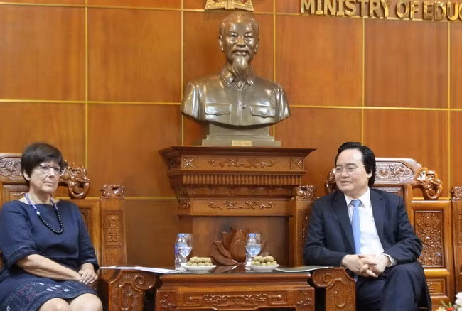 Bộ trưởng Phùng Xuân Nhạ tiếp bà đại sứ Jehanne Roccas 