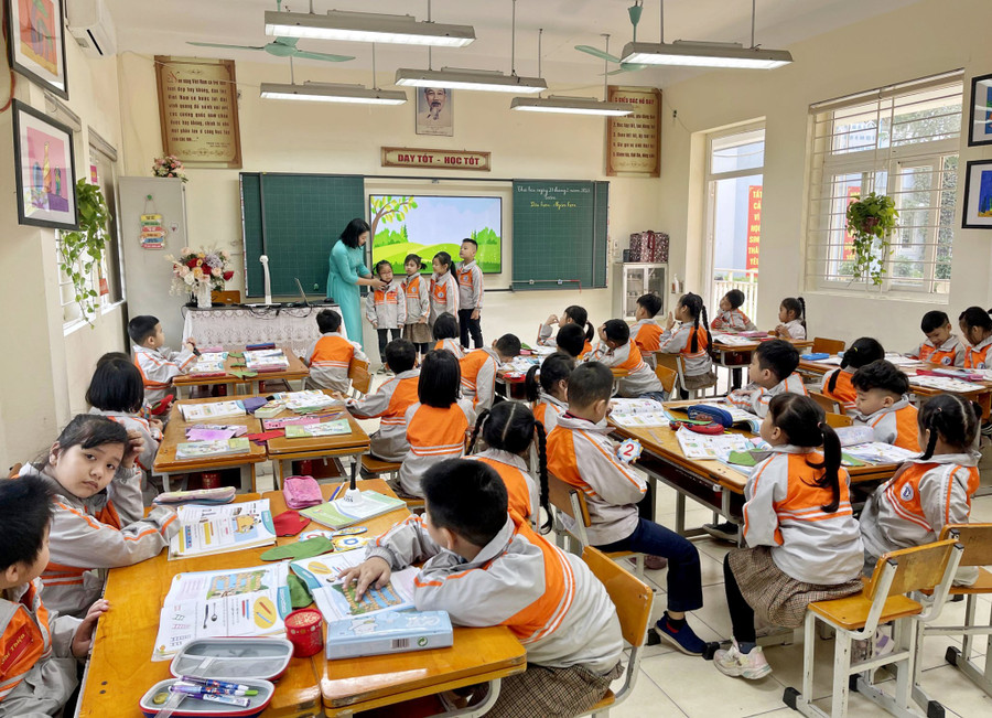 Cô Cao Thị Lệ Thủy - Trường Tiểu học Yên Sở trong tiết dạy môn Toán lớp 1.