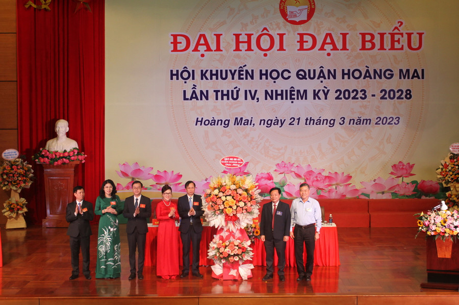 Lãnh đạo quận Hoàng Mai, Hội khuyến học thành phố Hà Nội tặng hoa chúc mừng Hội khuyến học quận Hoàng Mai.