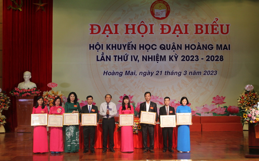 Hội khuyến học thành phố Hà Nội tặng bằng khen cho các cá nhân.