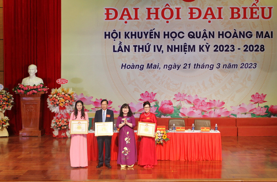 Hội khuyến học thành phố Hà Nội tặng bằng khen cho các tập thể.