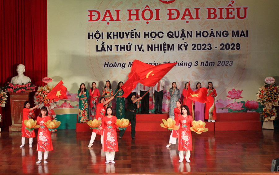 Văn nghệ chào mừng Đại hội.