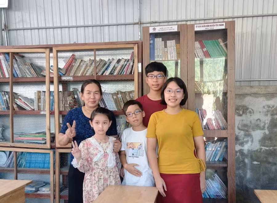 Tường Anh là thành viên tích cực của Dự án Ngôi nhà trí tuệ và Tủ sách nhân ái.