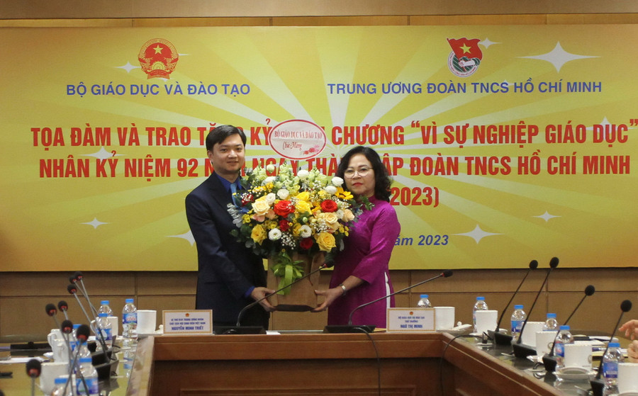 Thứ trưởng Ngô Thị Minh chúc mừng các đồng chí cán bộ Đoàn nhân kỷ niệm 92 năm ngày thành lập Đoàn TNCS Hồ Chí Minh. Thứ trưởng Ngô Thị Minh chúc mừng các đồng chí cán bộ Đoàn nhân kỷ niệm 92 năm ngày thành lập Đoàn TNCS Hồ Chí Minh.