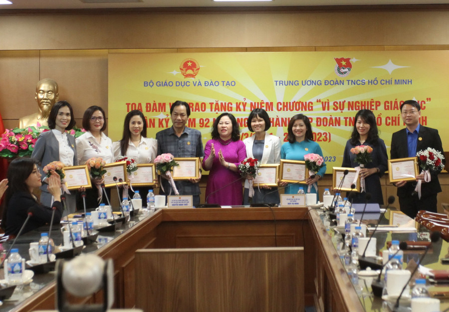 8 đồng chí lãnh đạo các Ban, đơn vị của Trung ương đoàn nhận kỷ niệm chương "Vì sự nghiệp giáo dục". 8 đồng chí lãnh đạo các Ban, đơn vị của Trung ương đoàn nhận kỷ niệm chương "Vì sự nghiệp giáo dục".