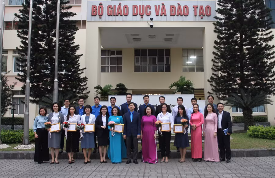Các đại biểu chụp ảnh lưu niệm.