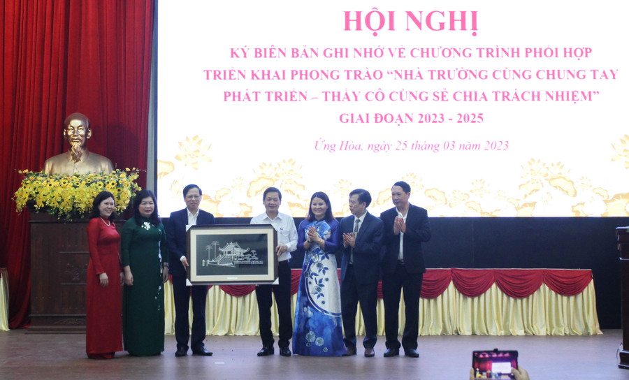 Lãnh đạo quận Hoàng Mai và huyện Ứng Hòa tặng quà lưu niệm.