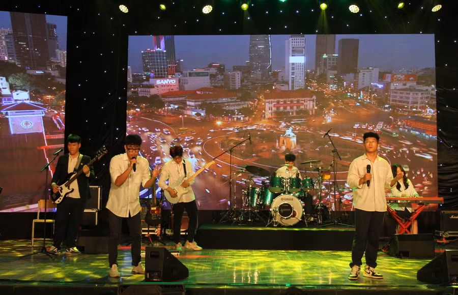 Tiết mục tham dự liên hoan của ban nhạc Trường THPT Việt Đức (quận Hoàn Kiếm). Tiết mục tham dự liên hoan của ban nhạc Trường THPT Việt Đức (quận Hoàn Kiếm).