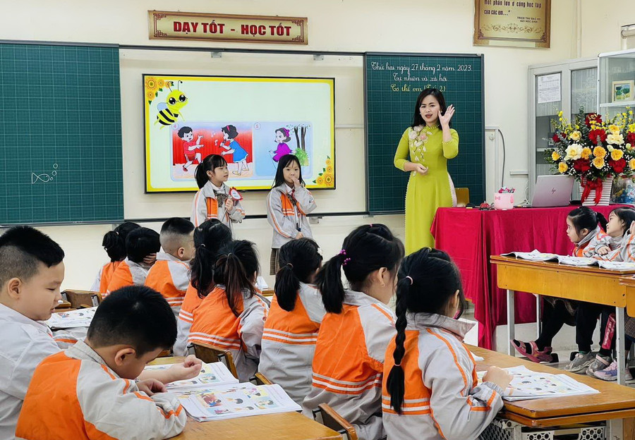 Hướng dẫn hoạt động nhóm trong tiết dạy môn Tự nhiên và Xã hội của cô Cao Thanh Xuyến - giáo viên trường Tiểu học Lĩnh Nam