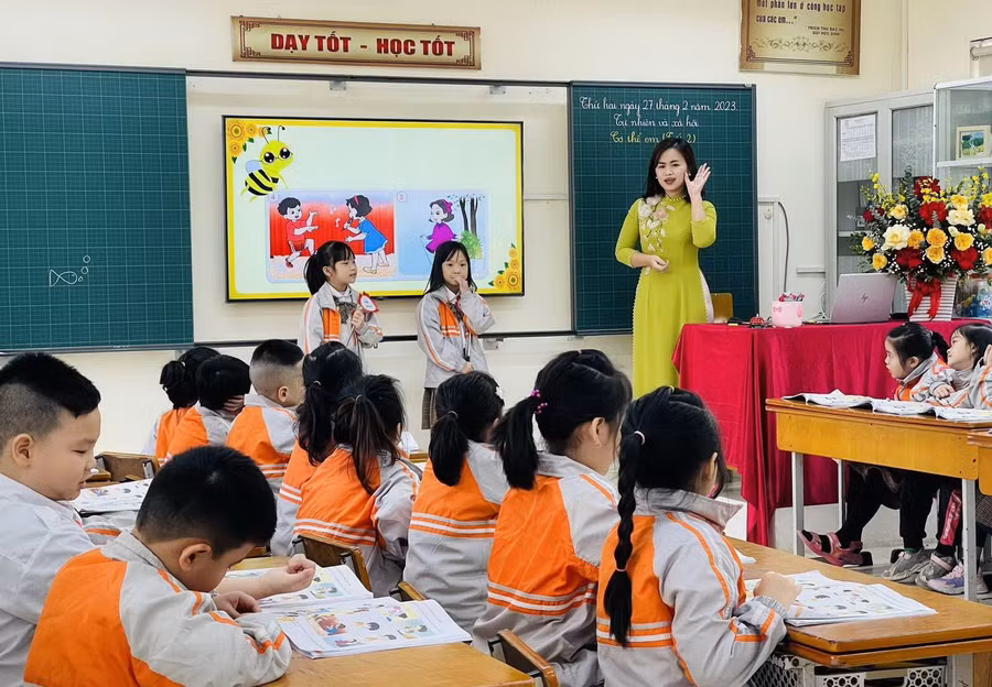 Hướng dẫn hoạt động nhóm trong tiết dạy môn Tự nhiên và Xã hội của cô Cao Thanh Xuyến - giáo viên trường Tiểu học Lĩnh Nam