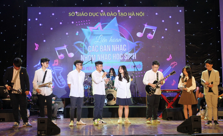 Ban nhạc giao lưu với khán giả.