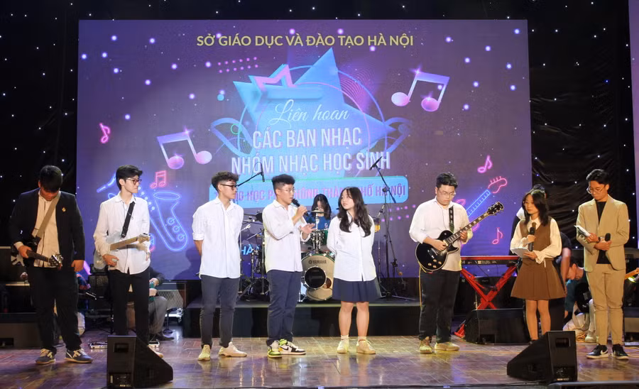 Ban nhạc giao lưu với khán giả. Ban nhạc giao lưu với khán giả.