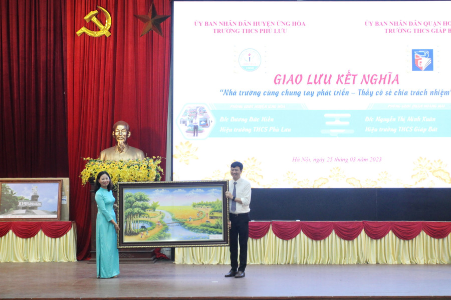 Các cặp trường giao lưu kết nghĩa tặng quà lưu niệm.