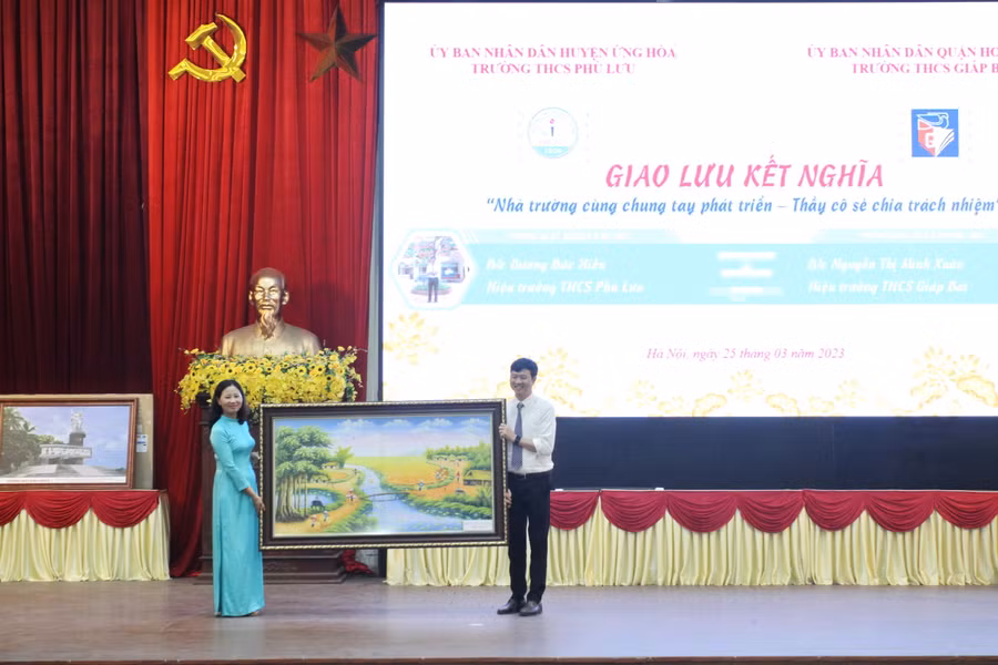 Các cặp trường giao lưu kết nghĩa tặng quà lưu niệm.