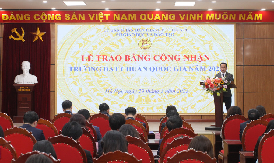 Giám đốc Sở GD&amp;ĐT Hà Nội Trần Thế Cương phát biểu tại hội nghị.