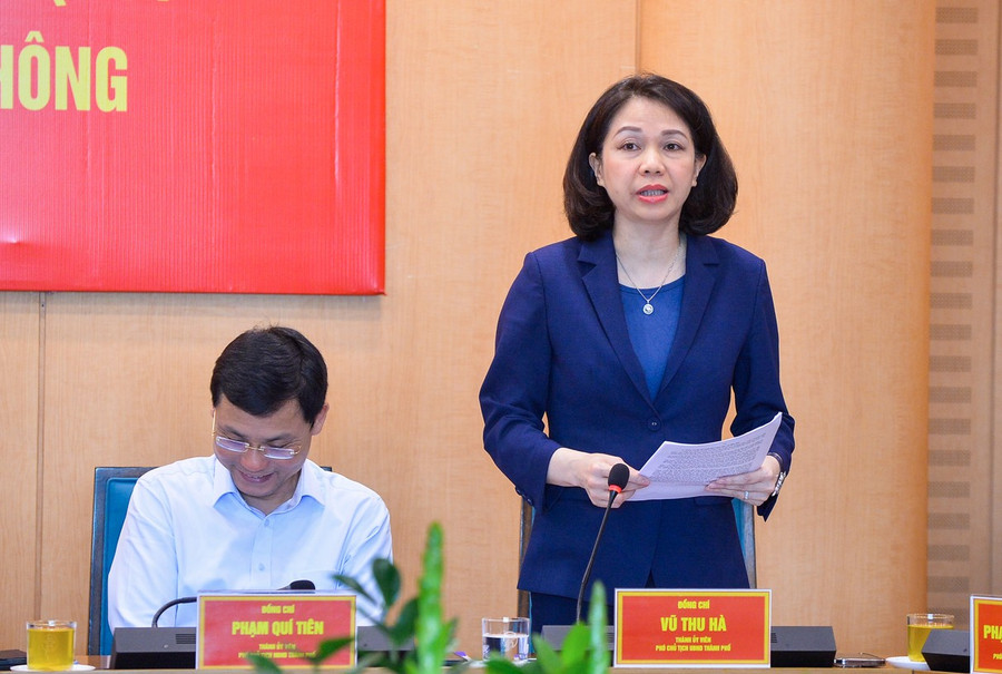 Bà Vũ Thu Hà - Phó Chủ tịch UBND TP Hà Nội báo cáo tại buổi làm việc.