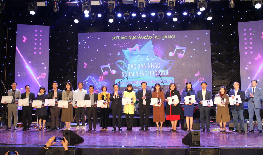 Ban tổ chức tặng quà lưu niệm cho các đơn vị dự liên hoan.