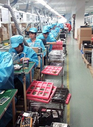 Công nhân lắp ráp những chiếc smartphone giá 65 USD tại Guo Wei Global Electronics, một trong hàng nghìn nhà máy nhỏ chuyên sản xuất điện thoại ở Trung Quốc. cach-trung-quoc-lam-ra-nhung-chiec-smartphone-sieu-re-1