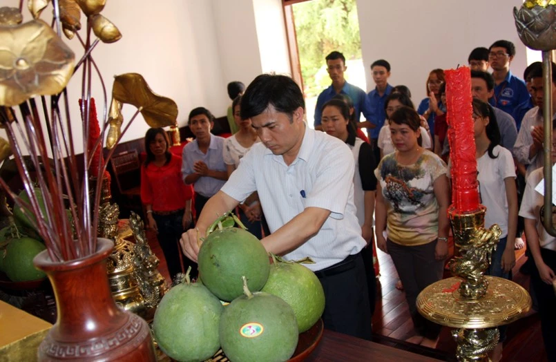 Đại diện ban chỉ đạo, ban tổ chức, cùng đoàn dâng hương tưởng nhớ Bác Hồ.