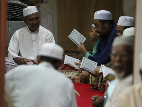 Ông Ibrahim Abdul Razak (bên trái) trong buổi lễ cầu nguyện