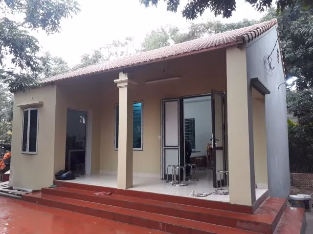 Ngôi nhà mới khang trang được Hội Chữ thập đỏ huyện Thường Tín và xã Thống Nhất hỗ trợ xây tặng cụ bà neo đơn Lê Thị Lòng.