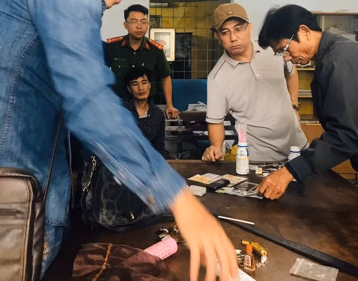 Lực lượng chức năng kiểm tra tang vật vụ việc, củng cố hoàn thiện hồ sơ, xử lý theo quy định của pháp luật.