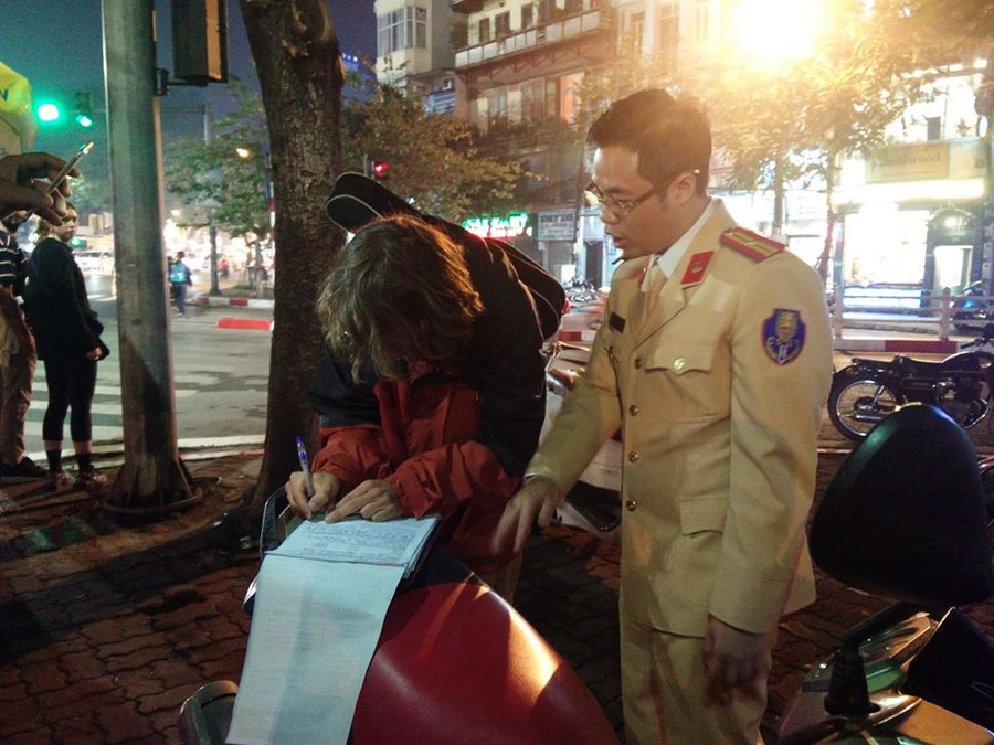 Đội Cảnh sát giao thông số 1 lập biên bản Ivanov lỗi không đội mũ bảo hiểm khi điều khiển xe máy, không mang theo bằng lái, đăng ký. Đội Cảnh sát giao thông số 1 lập biên bản Ivanov lỗi không đội mũ bảo hiểm khi điều khiển xe máy, không mang theo bằng lái, đăng ký.