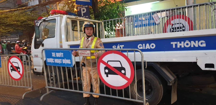 Công an quận Hoàn Kiếm bảo đảm an toàn cho hơn 200.000 người dân tham gia các sự kiện văn hóa chào đón năm mới 2020. Công an quận Hoàn Kiếm bảo đảm an toàn cho hơn 200.000 người dân tham gia các sự kiện văn hóa chào đón năm mới 2020.