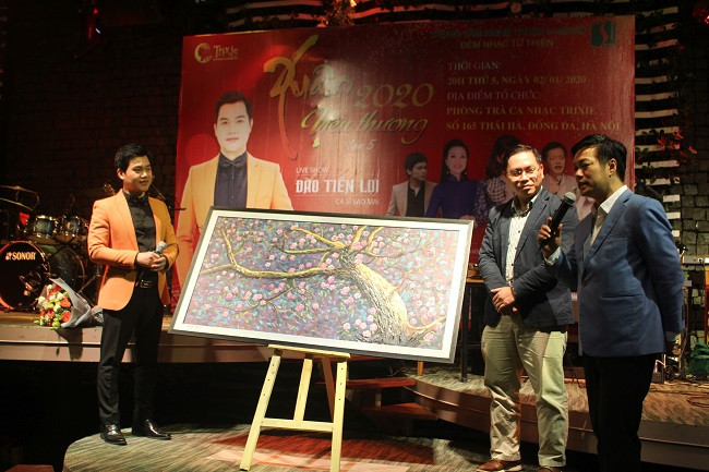 Ban tổ chức chương trình "Xuân yêu thương 2020" đấu giá bức tranh để gây quỹ từ thiện tại đêm nhạc.