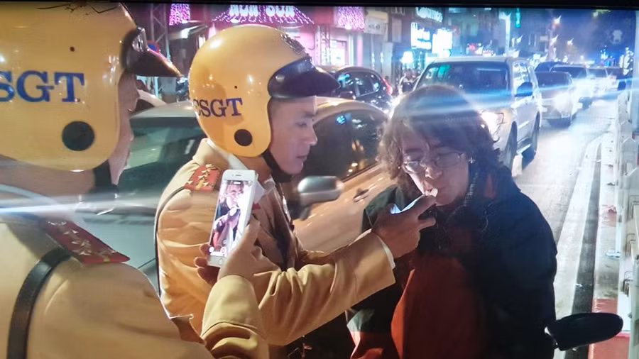 CSGT Thủ đô đo nồng độ cồn 1 người nước ngoài