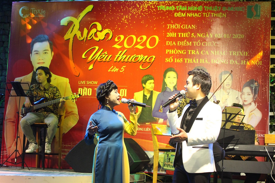 Ca sỹ Đào Tiến Lợi và NSƯT Hồng Liên "cháy hết mình" trong đêm nhạc thiện nguyện.