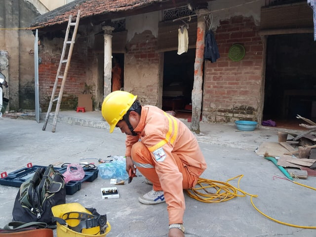 Công ty Điện lực Thường Tín hỗ trợ lắp mới toàn bộ dây dẫn điện và bóng đèn chiếu sáng cho gia đình bà Lòng. Công ty Điện lực Thường Tín hỗ trợ lắp mới toàn bộ dây dẫn điện và bóng đèn chiếu sáng cho gia đình bà Lòng.