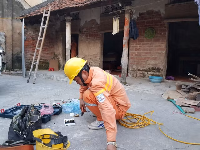 Công ty Điện lực Thường Tín hỗ trợ lắp mới toàn bộ dây dẫn điện và bóng đèn chiếu sáng cho gia đình bà Lòng.