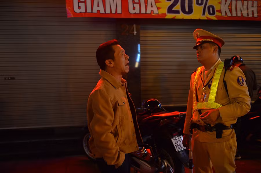 Lái xe phản ứng khi lực lượng chức năng yêu cầu kiểm tra nồng độ cồn.