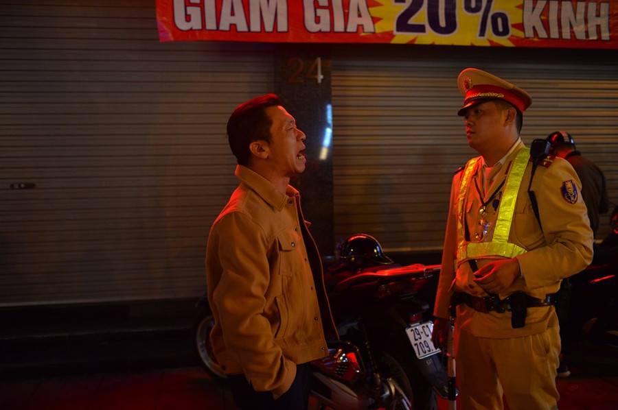 Lái xe phản ứng khi lực lượng chức năng yêu cầu kiểm tra nồng độ cồn. Lái xe phản ứng khi lực lượng chức năng yêu cầu kiểm tra nồng độ cồn.