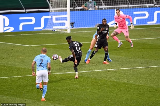 Maxwel Cornet ghi bàn mở đầu cho chiến thắng của Lyon.