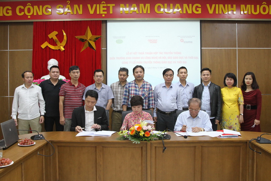 Các đại biểu chứng kiến lễ kí kết